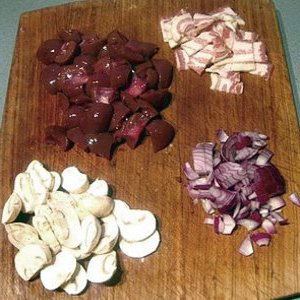 Продукты для приготовления почек косули, тушенных со шпиком и грибами