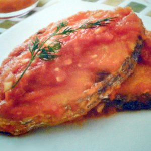 Рыба, тушенная в томатном соусе с грибами